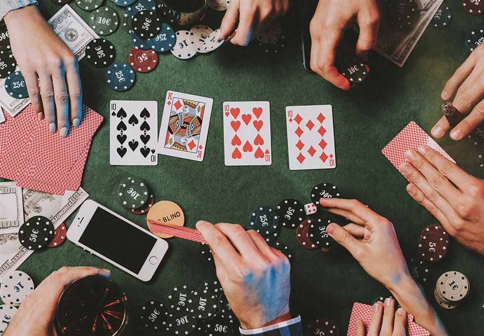 Blefando contra Jogadores Tight no Poker: Estratégias e Exemplos